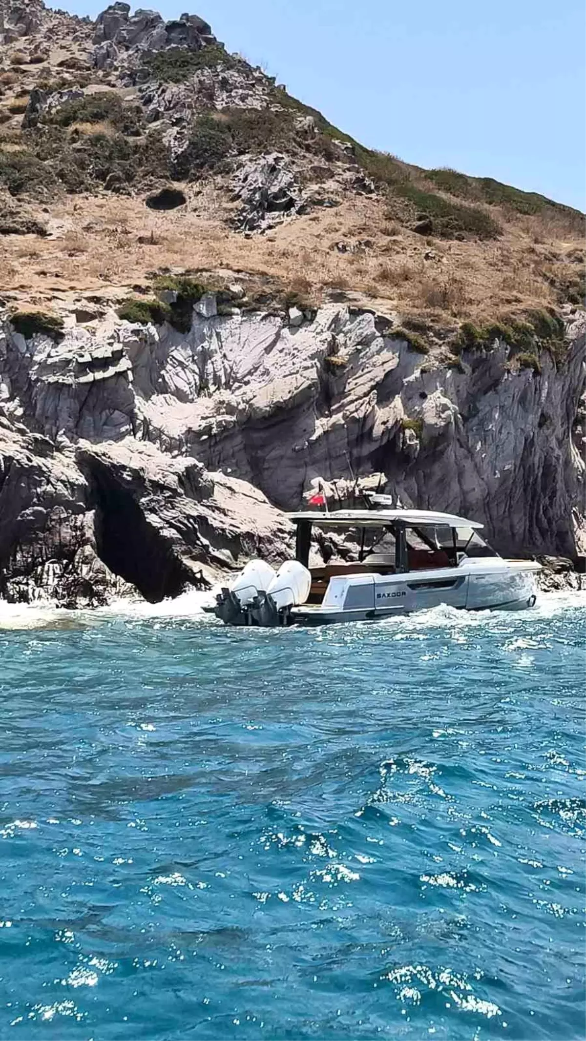 Bodrum'da Arıza Yapan Tekne Çatal Adası'na Oturdu, Üç Kişi Kurtarıldı
