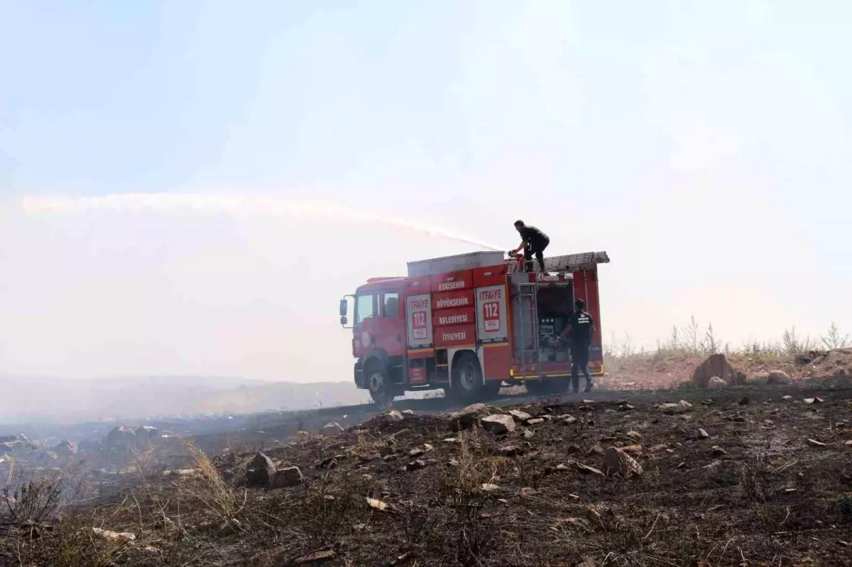 Eskişehir'de Boş Arazide Yangın Çıktı