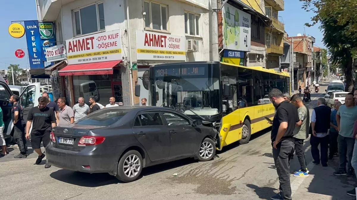 Bursa'da Halk Otobüsü ile Otomobil Çarpıştı: 5 Yaralı
