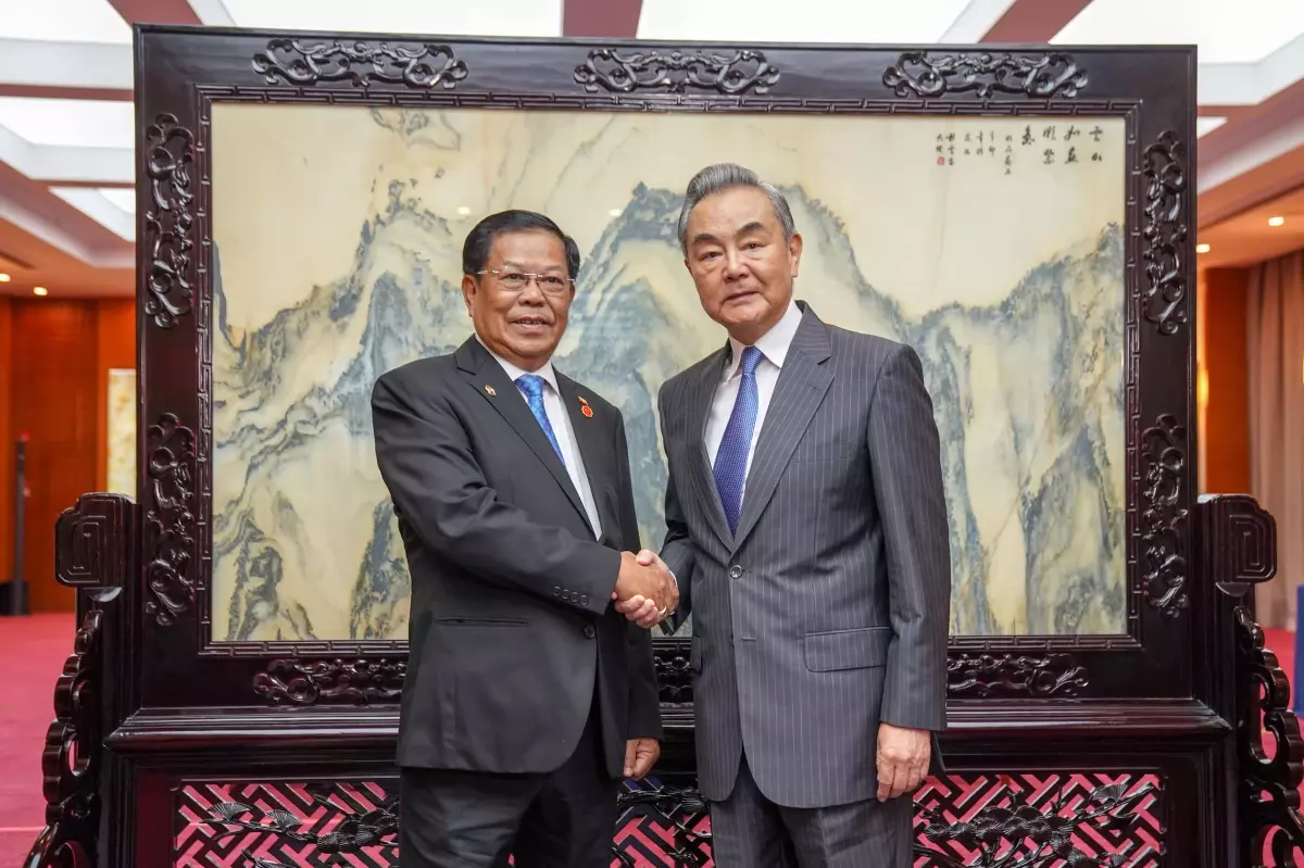 Çin ve Myanmar Dışişleri Bakanları İlişkileri Güçlendirme Üzerine Görüştü