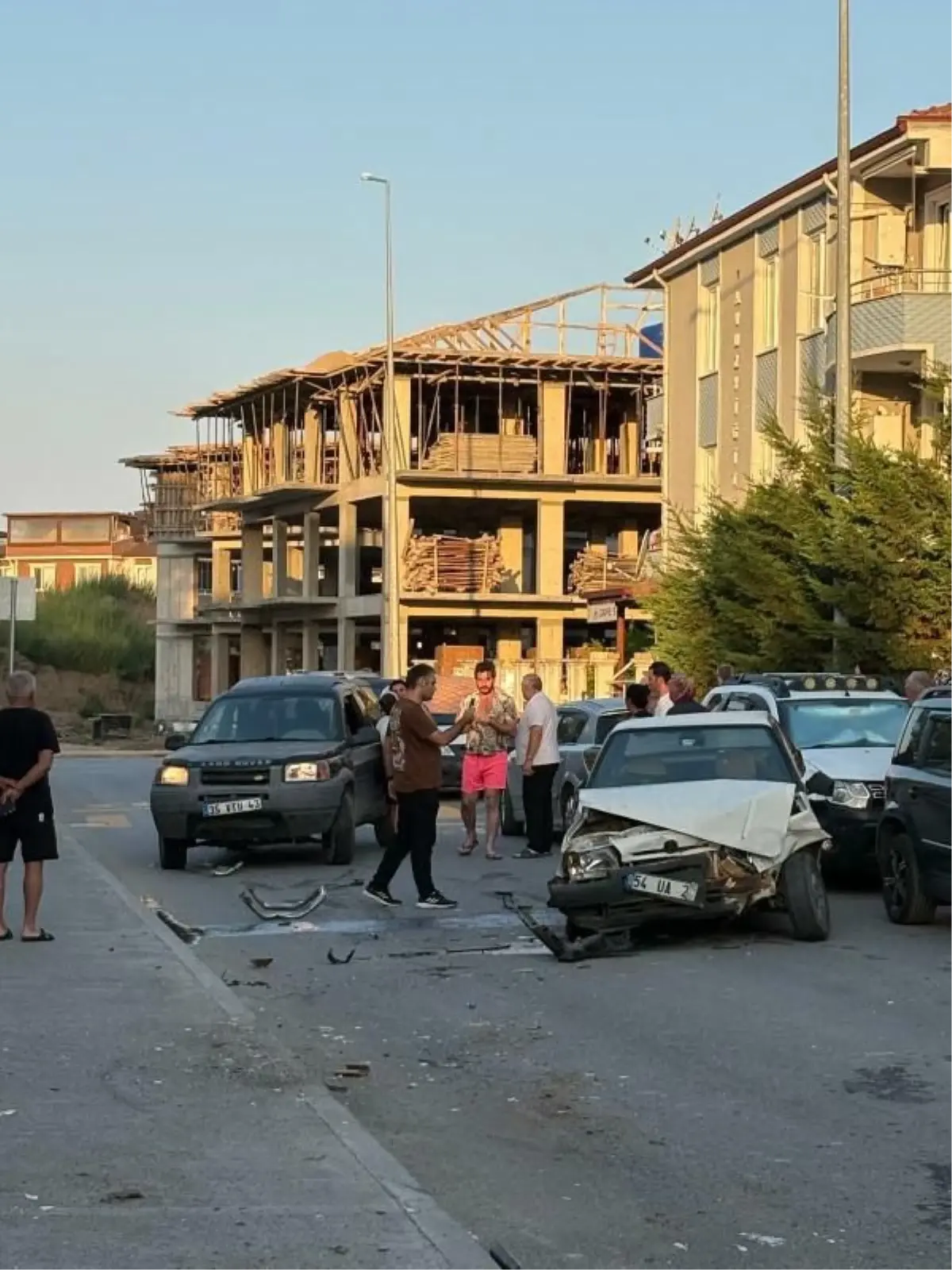 Karasu'da Eşini Kızdıran Kadından Şok Olay: Otomobile Defalarca Çarptı