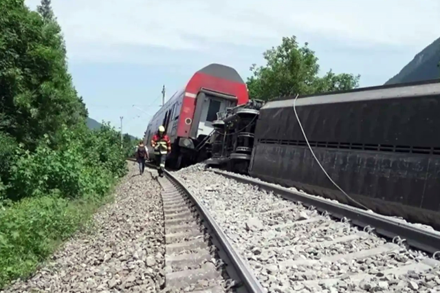danimarka da yolcu treni raydan cikti cok sayida 18951754 2300 m