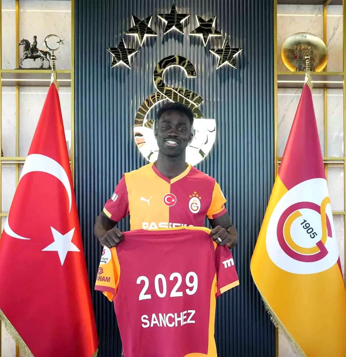 Galatasaray, Davinson Sanchez'in Sözleşmesini 2029'a Uzattı