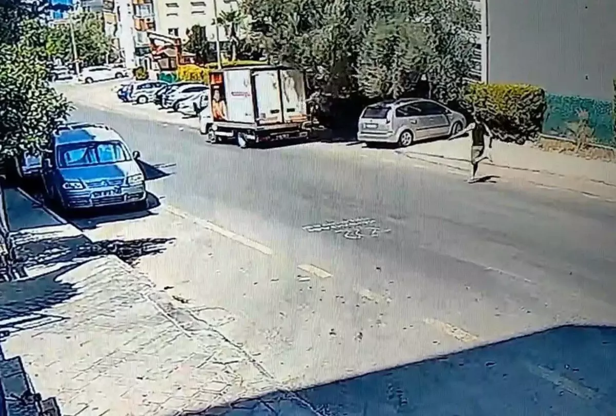 Kuşadası'nda Freni Boşalan Kamyonet İstinat Duvarına Çarptı