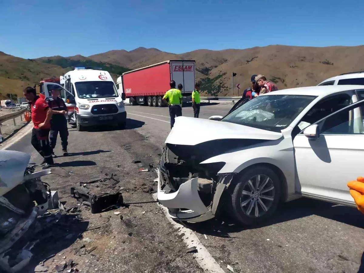 Erzincan'da Otomobil Kazası: 3 Ölü, 6 Yaralı