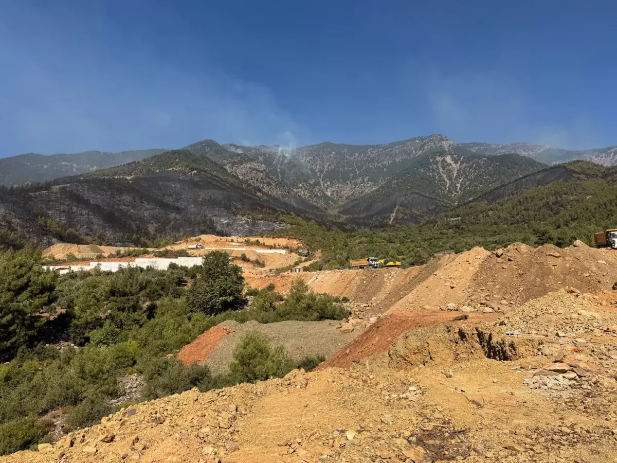 Hatay'da Orman Yangınları Kontrol Altına Alınmaya Çalışılıyor