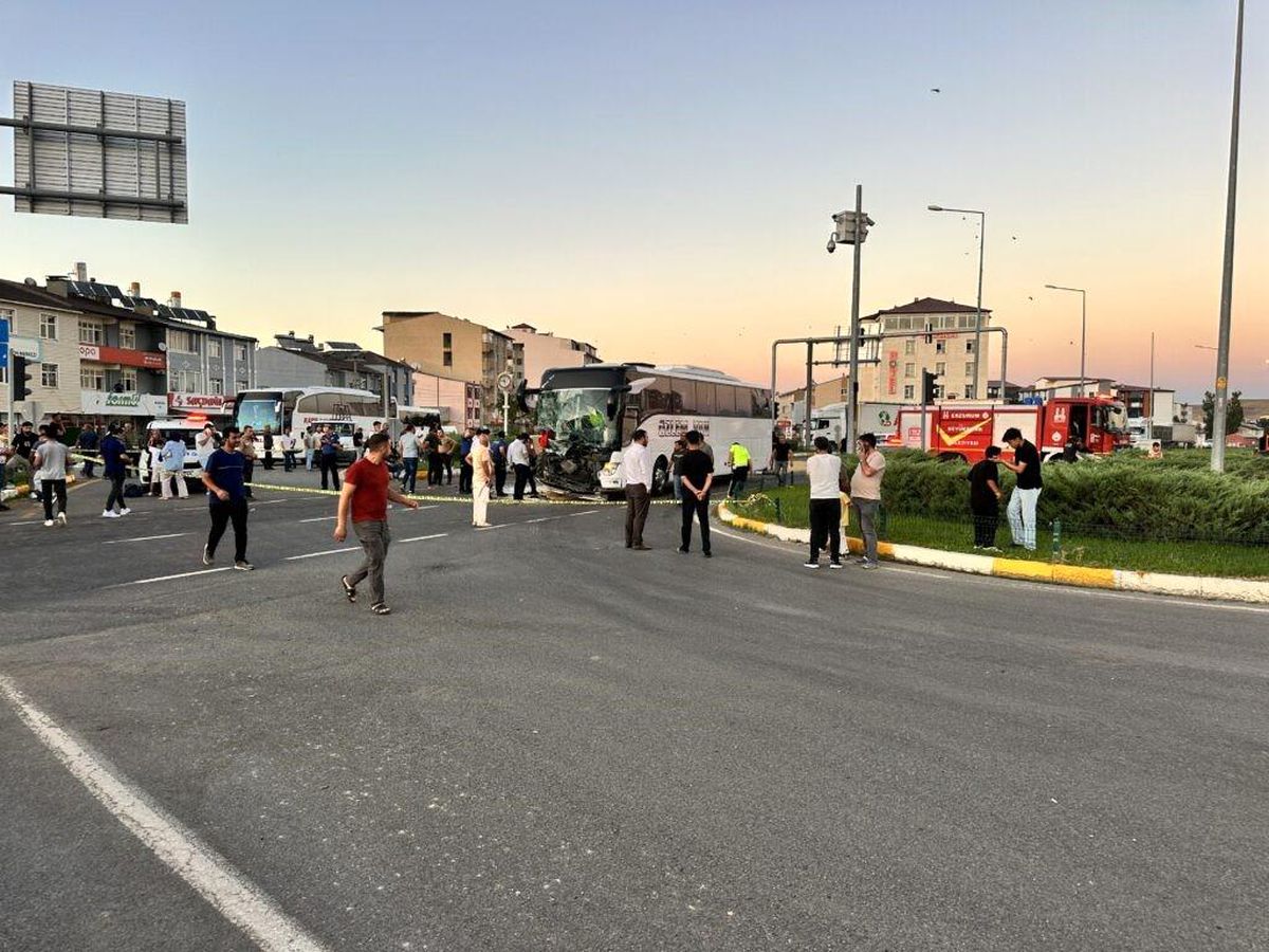 Erzurum'da Otobüs ile Traktör Çarpıştı: 8 Yaralı
