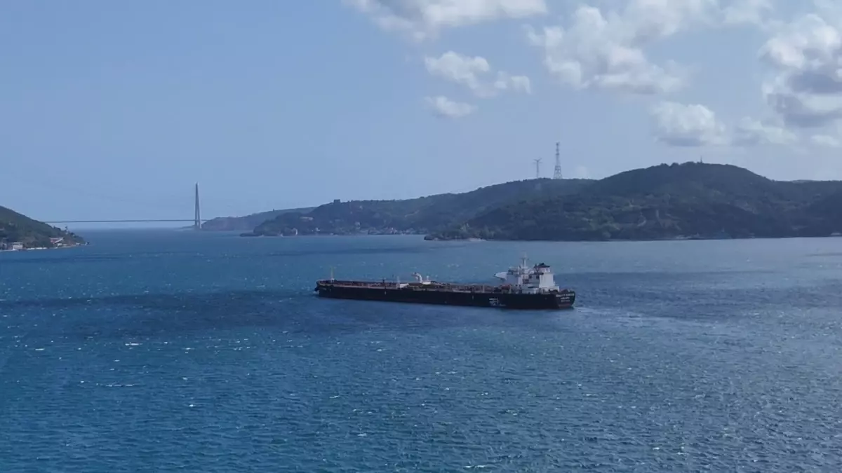 İstanbul Boğazı'nda Ham Petrol Yüklü Tanker Makine Arızası Geçirdi