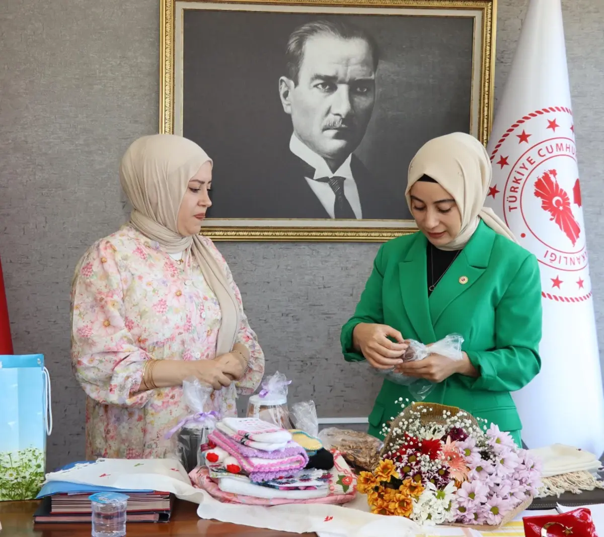 Olur'un İlk Kadın Kaymakamı'na Yöresel Hediyelerle Ziyaret
