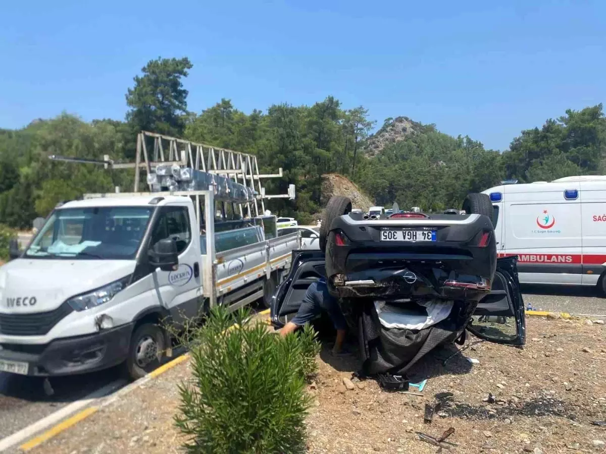 Marmaris'te Kamyonet ve Otomobil Çarpıştı: 4 Yaralı