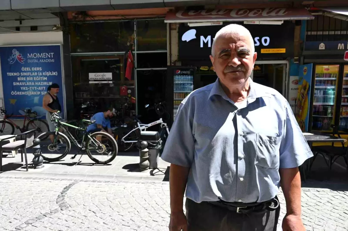 Emekli Öğretmenden Vefa Örneği: Arkadaşının Dükkanını Yeniledi