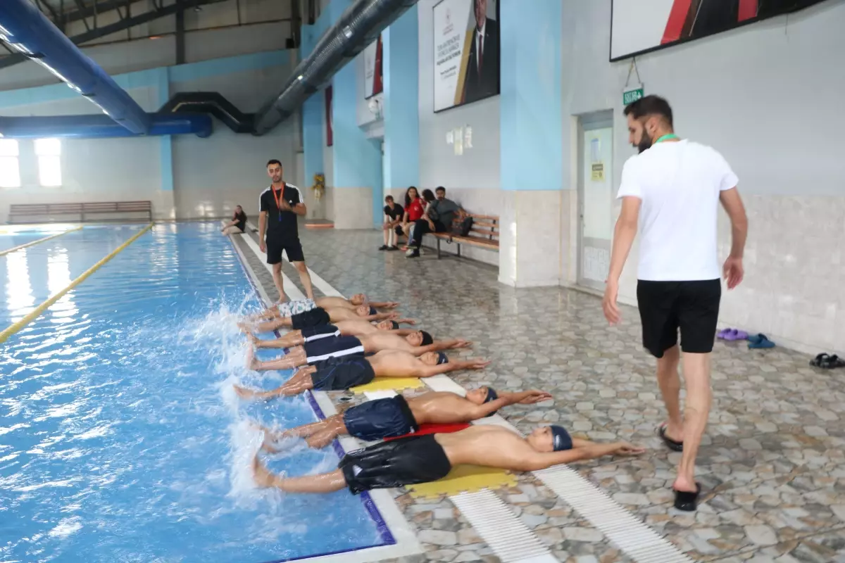 Kirlilikte Yüzen Çocuklar Yüzme Havuzuna Davet Edildi
