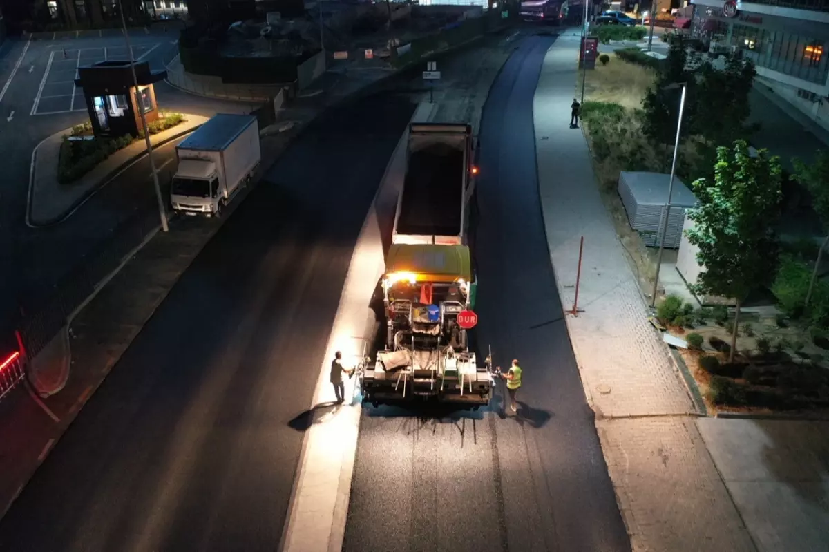 Küçükçekmece'de Asfalt Yenileme Çalışmaları Devam Ediyor