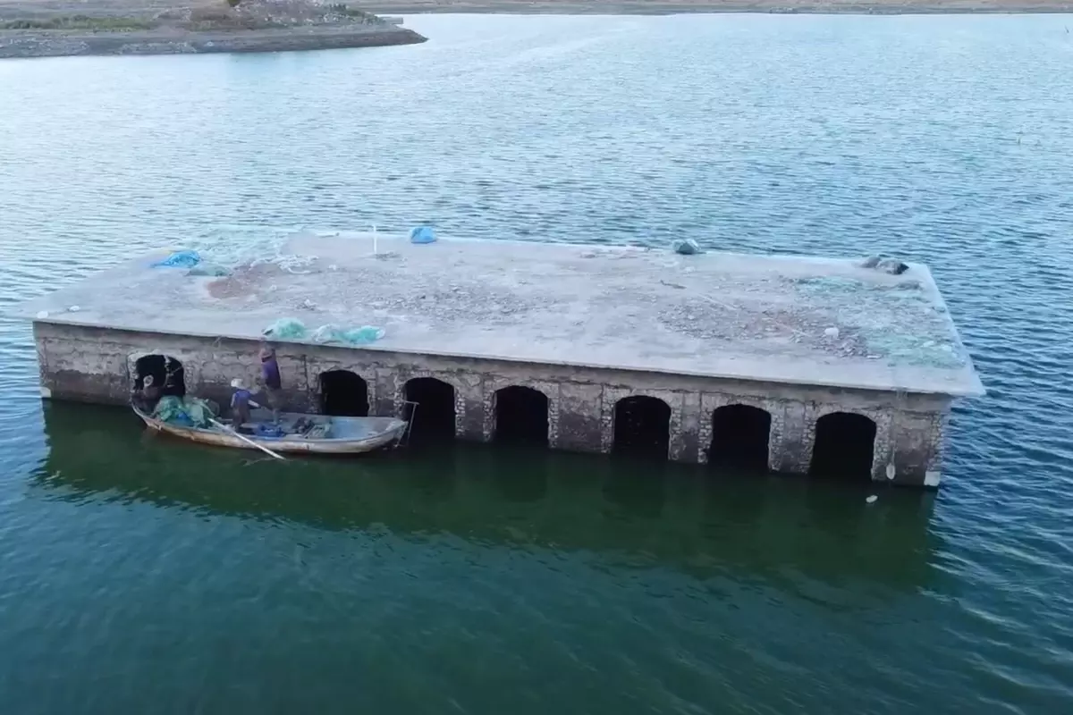 Kuraklık nedeniyle su seviyesinin düştüğü barajda eski yerleşim yeri ortaya çıktı