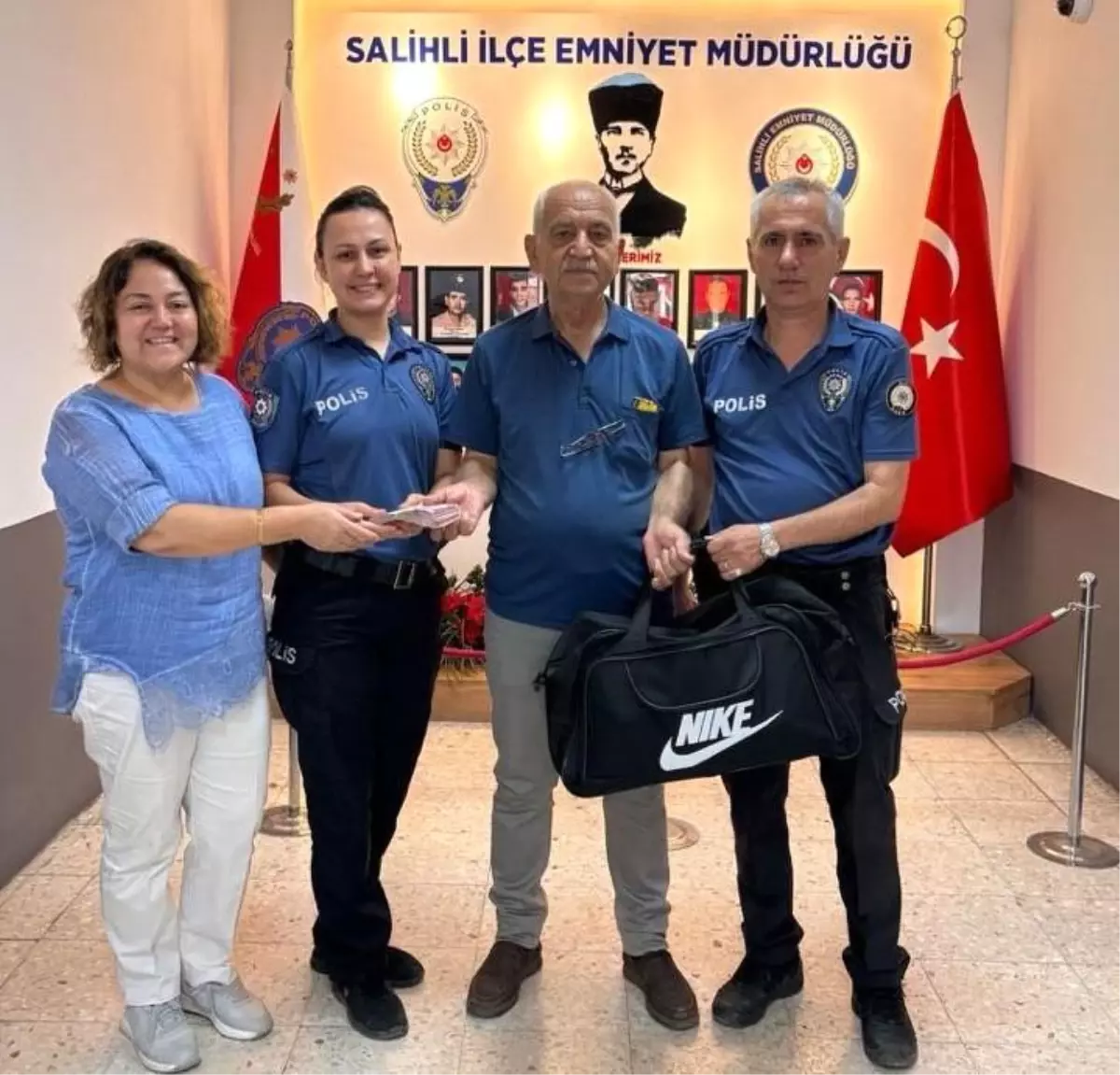 Duyarlı Vatandaş, Yolda Bulduğu 20 Bin Lira Değerindeki Çantayı Polise Teslim Etti