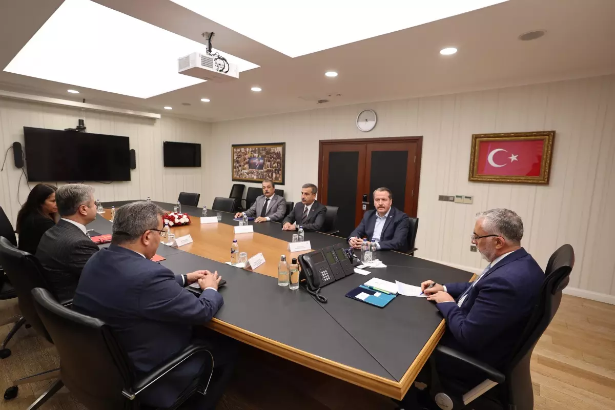 Memur Sendikalarından Toplu Sözleşme Teşekkürü: Taban Aylık 1000 TL Zam Yetersiz