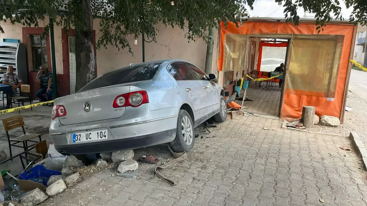 Isparta'da Kahvehaneye Giren Otomobil Faciası: 1 Ölü, 2 Yaralı