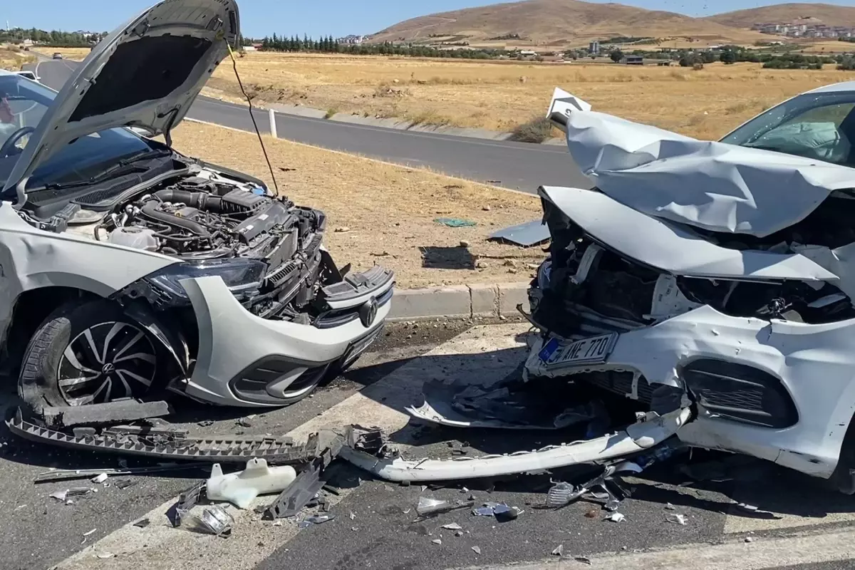 Otomobiller çarpıştı: 10 yaralı