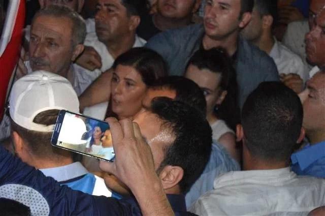 Özlem Çerçioğlu in the same frame with Seda Sarıbaş, who tore up a speech text at one time