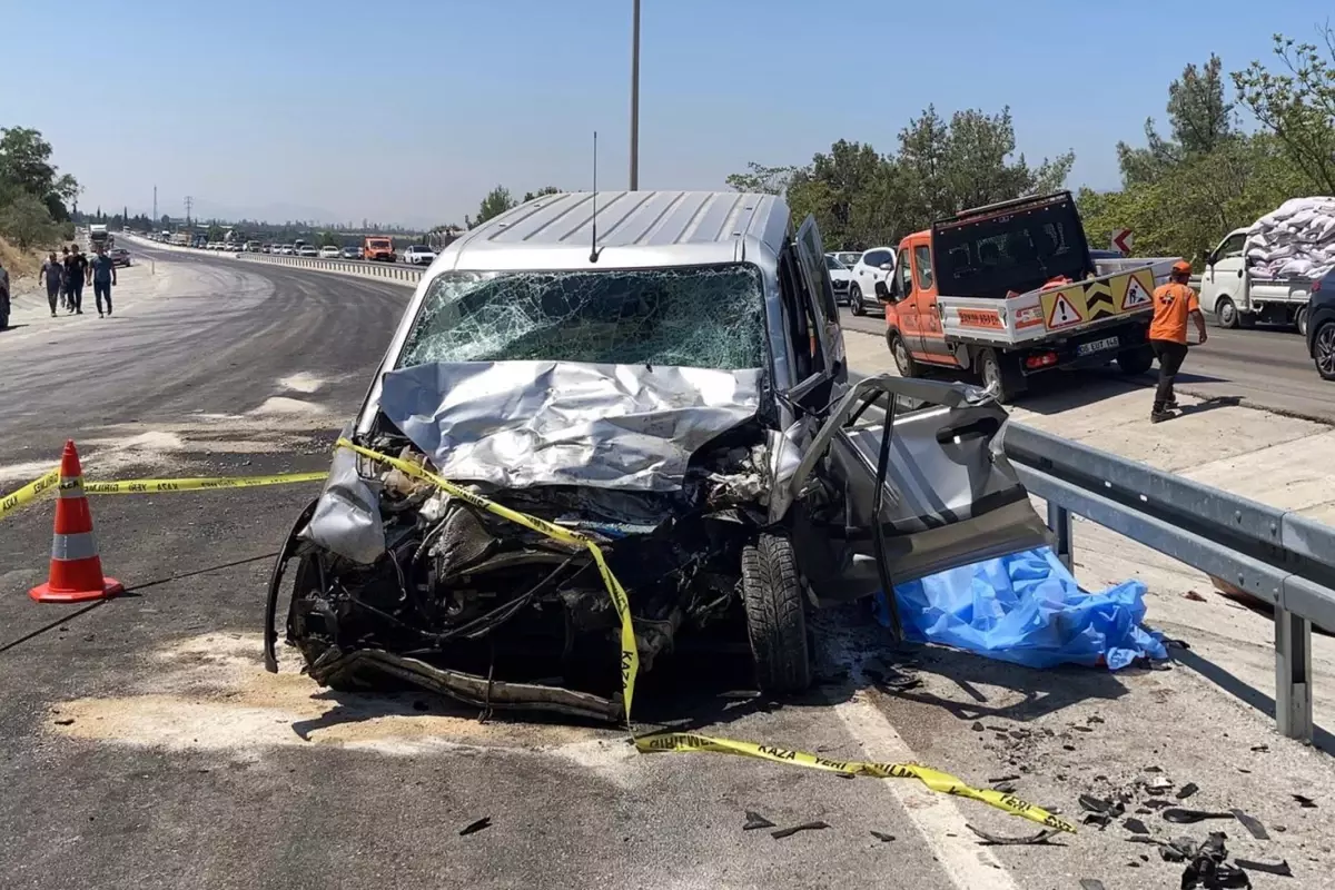 Panelvan ile hafif ticari araç çarpıştı: 3 ölü, 3 yaralı
