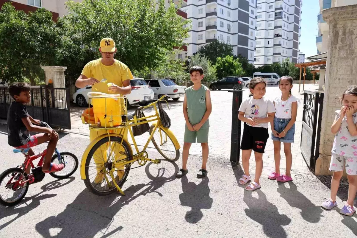 Kozan'da Limon Dondurması Satışıyla Sıcak Havaya Meydan Okuyan Genç