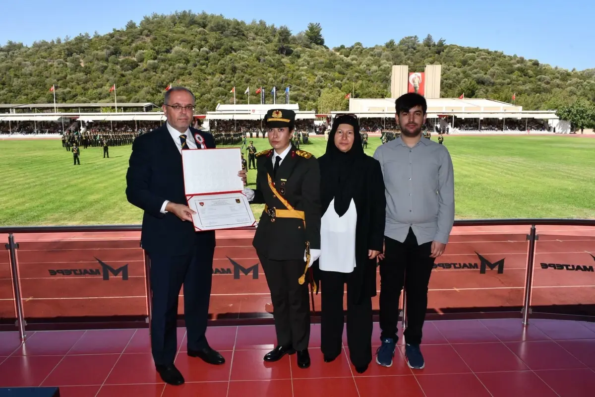 Astsubay Ömer Halisdemir'in kızı Elif Nur Halisdemir, teğmen olarak mezun oldu