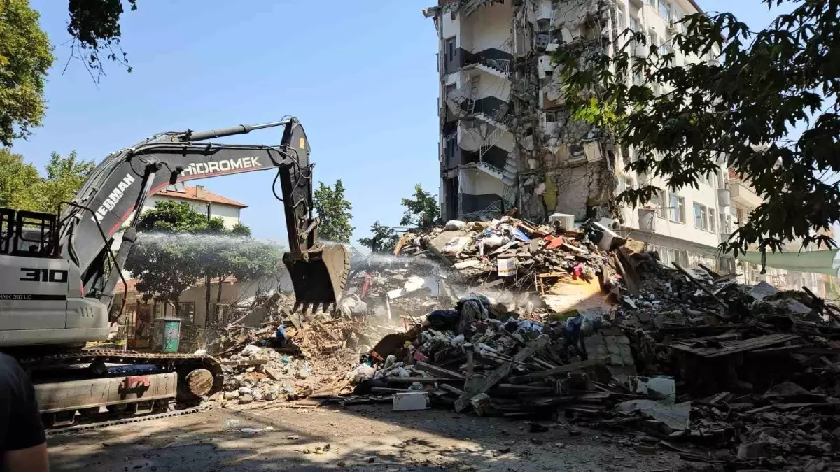 Balıkesir'de Deprem Sonrası Yıkım Çalışmaları Başladı