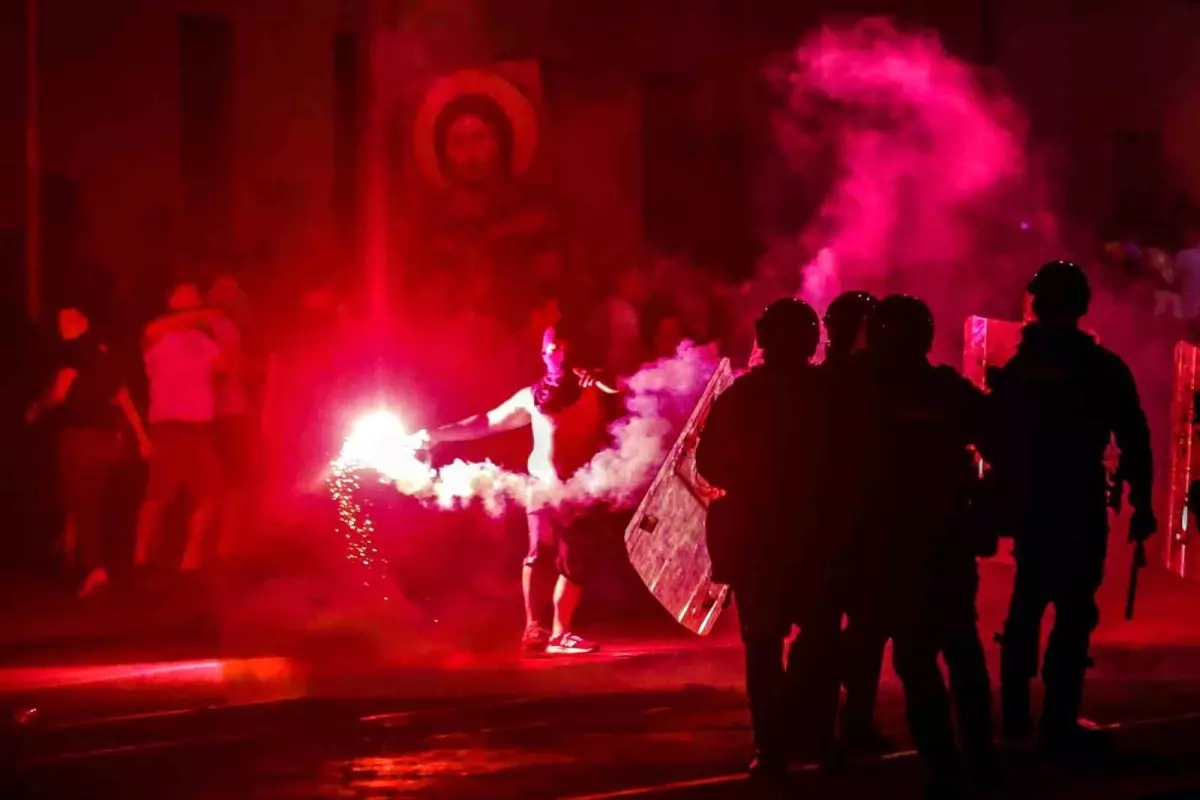 Sırbistan'da Hükümete Karşı Protestolar Şiddetlendi