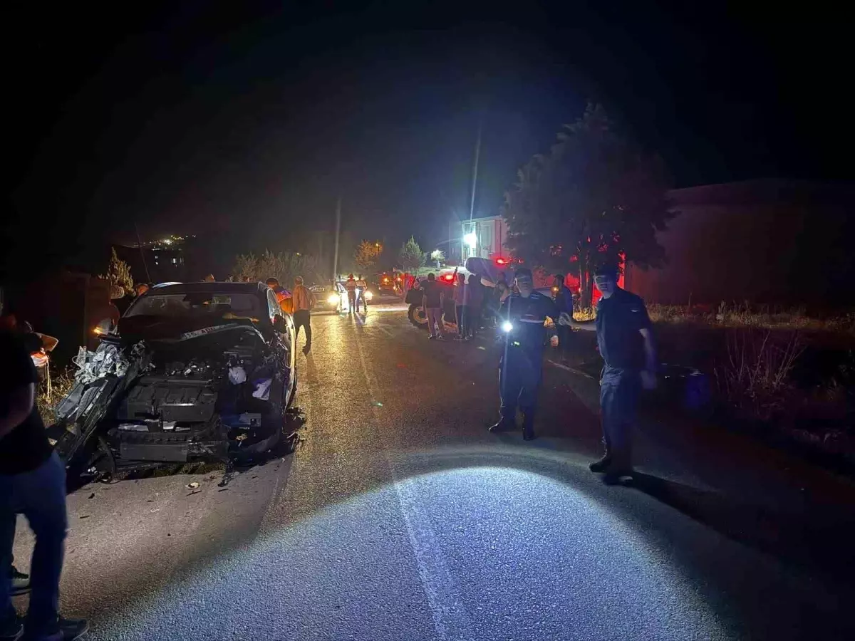 Burdur'da Traktör ile TOGG Otomobilinin Çarpışması: 6 Yaralı