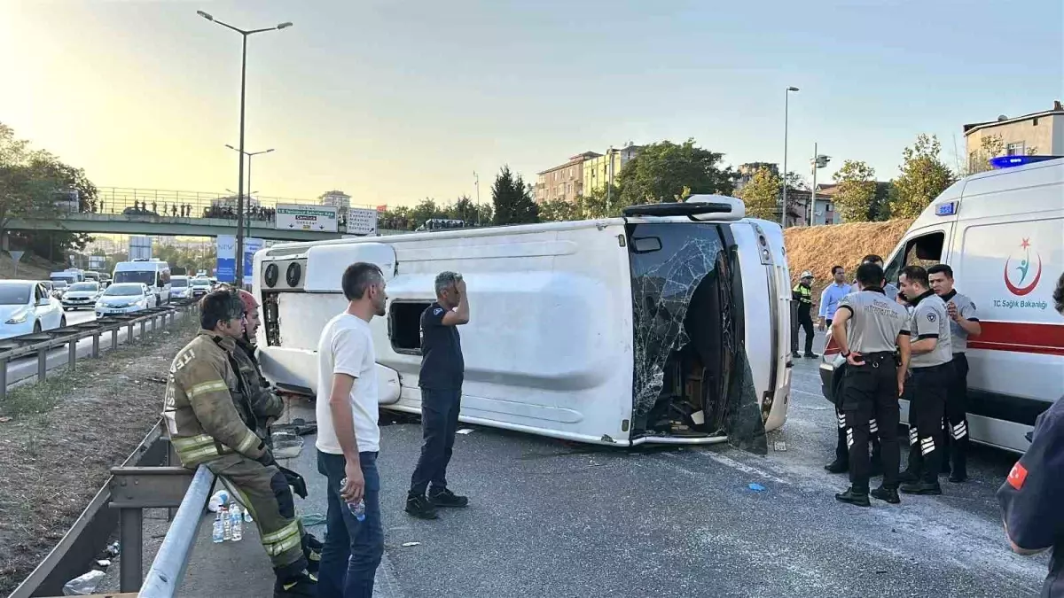 Ümraniye'de Finans Merkezi Çalışanlarını Taşıyan Servis Midibüsü Devrildi
