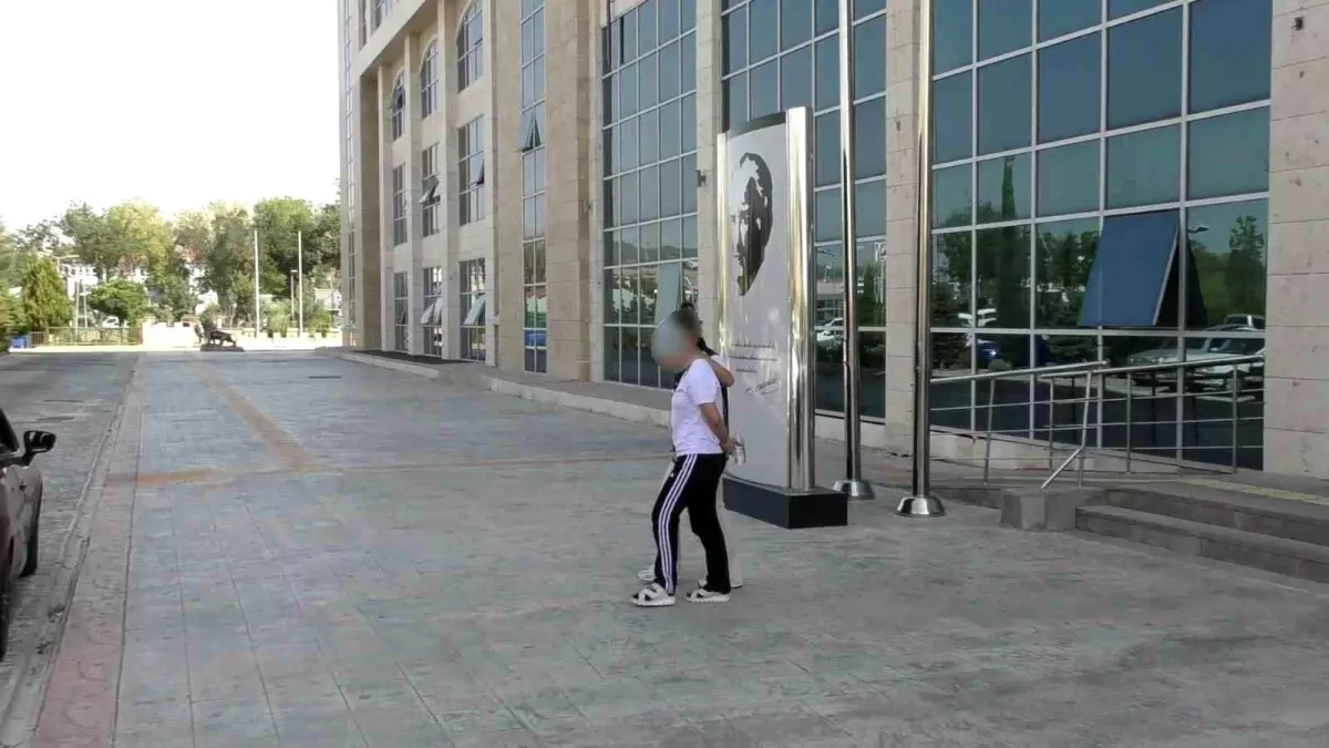 Uşak'ta Yolcu Otobüsünde 28 Bin Sentetik Ecza Ele Geçirildi