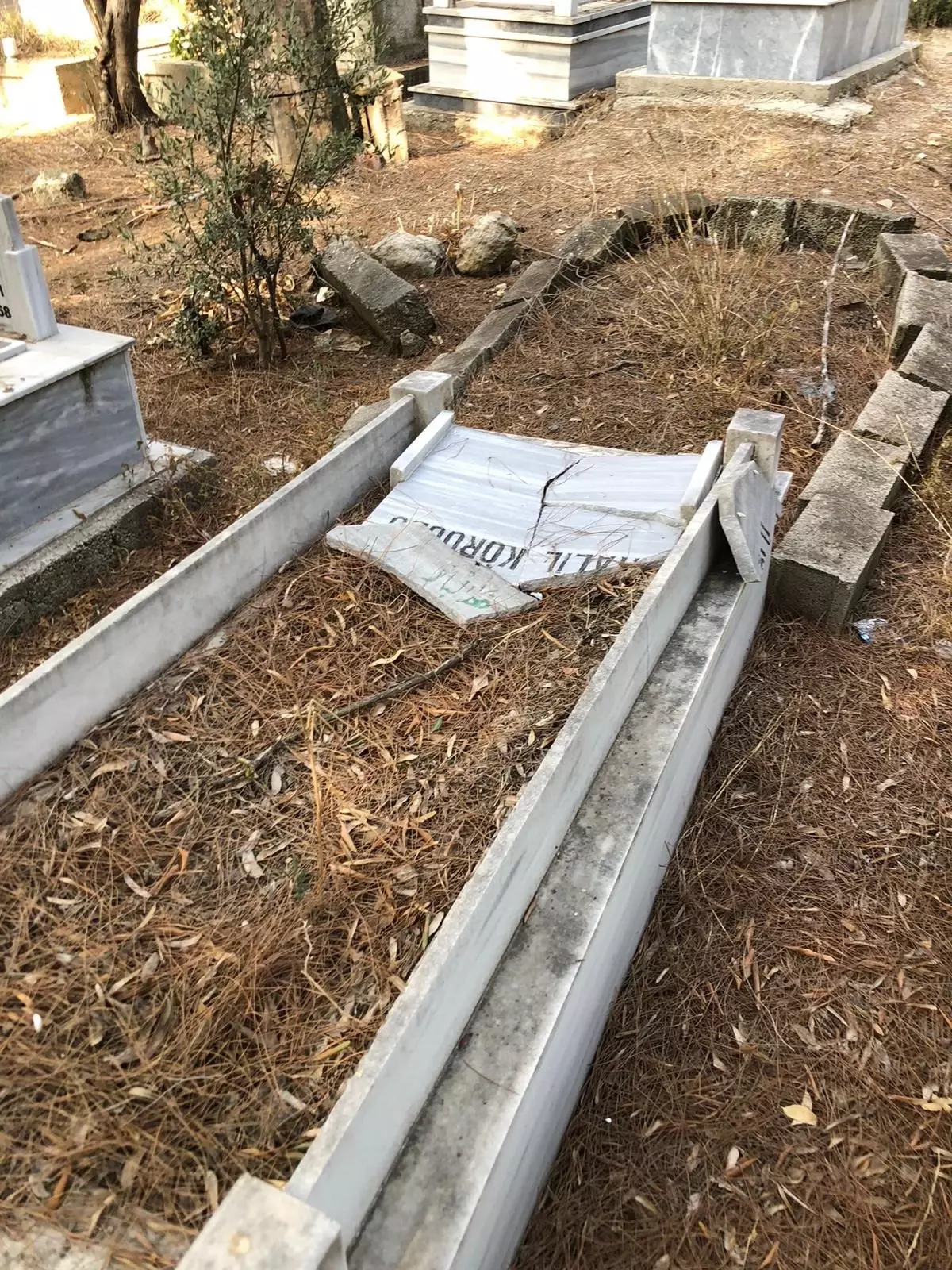 Kozan'da Mezarlıkta 20 Mezar Taşı Kırıldı