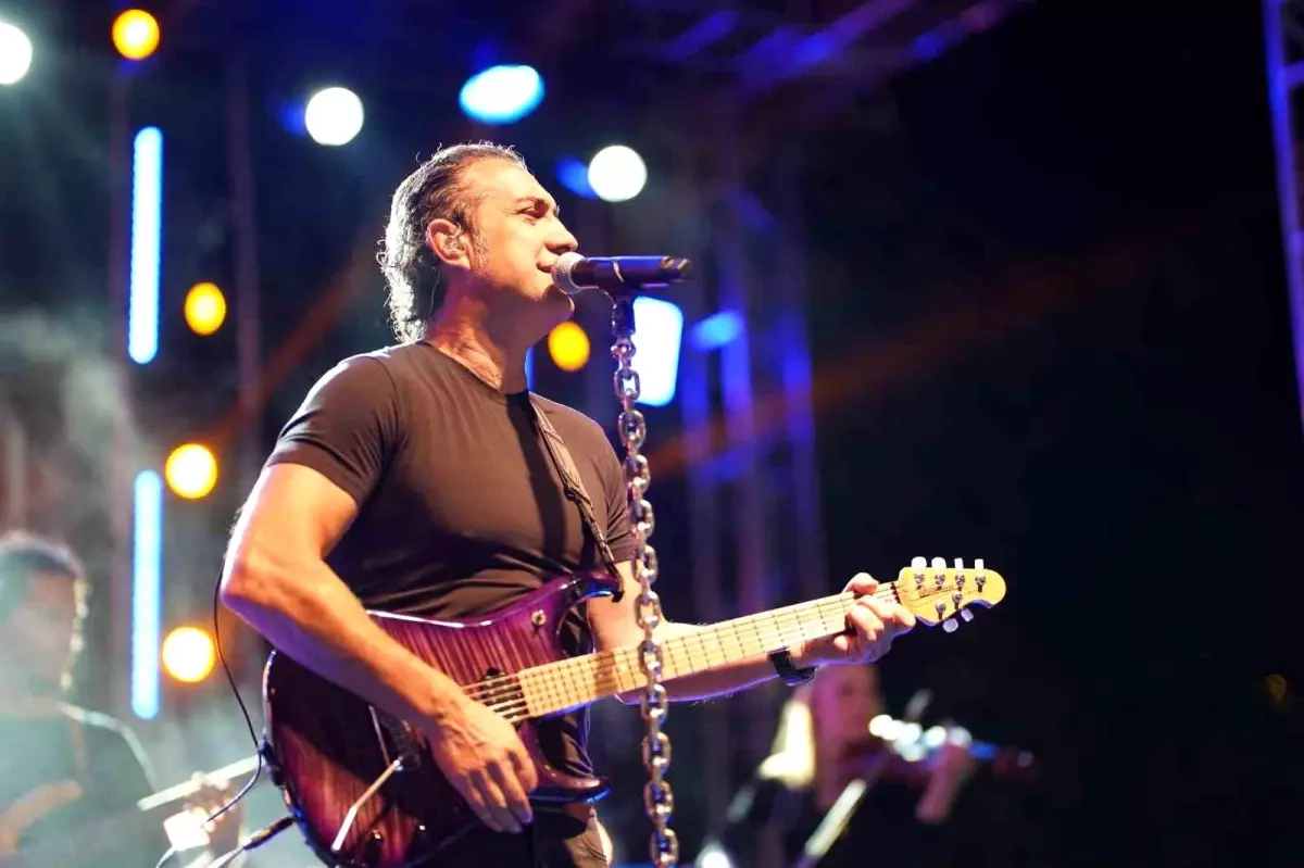 Kıraç Erzincan'da Coşkulu Bir Konser Verdi