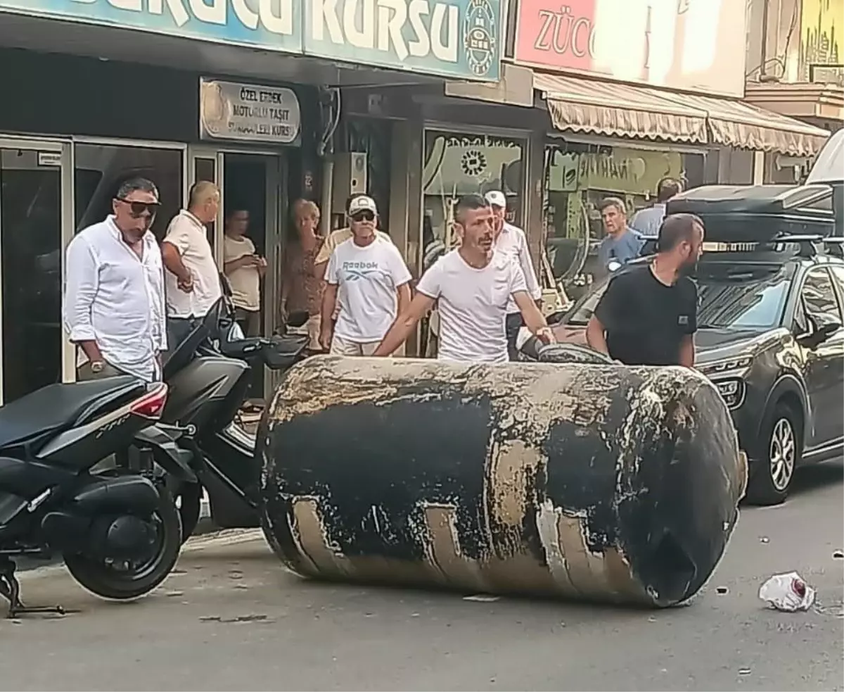 Erdek'te Kuvvetli Rüzgar 4 Tonluk Su Deposunu Caddeye Düşürdü