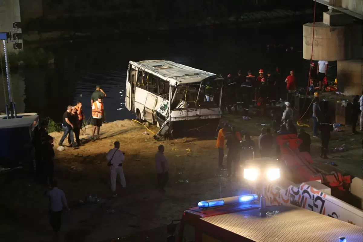 Cezayir'de otobüs dere yatağına uçtu, 18 kişi boğularak can verdi! Ulusal yas ilan edildi