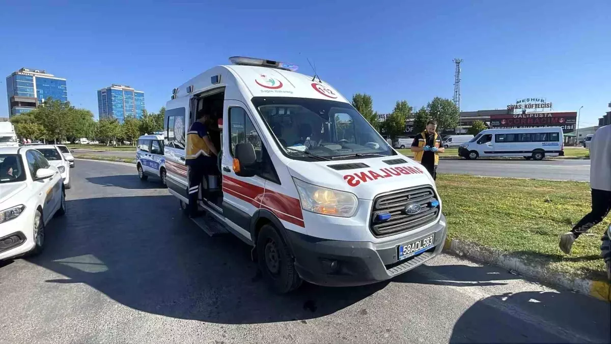 Sivas'ta Kavşak Kazası: 3 Yaralı
