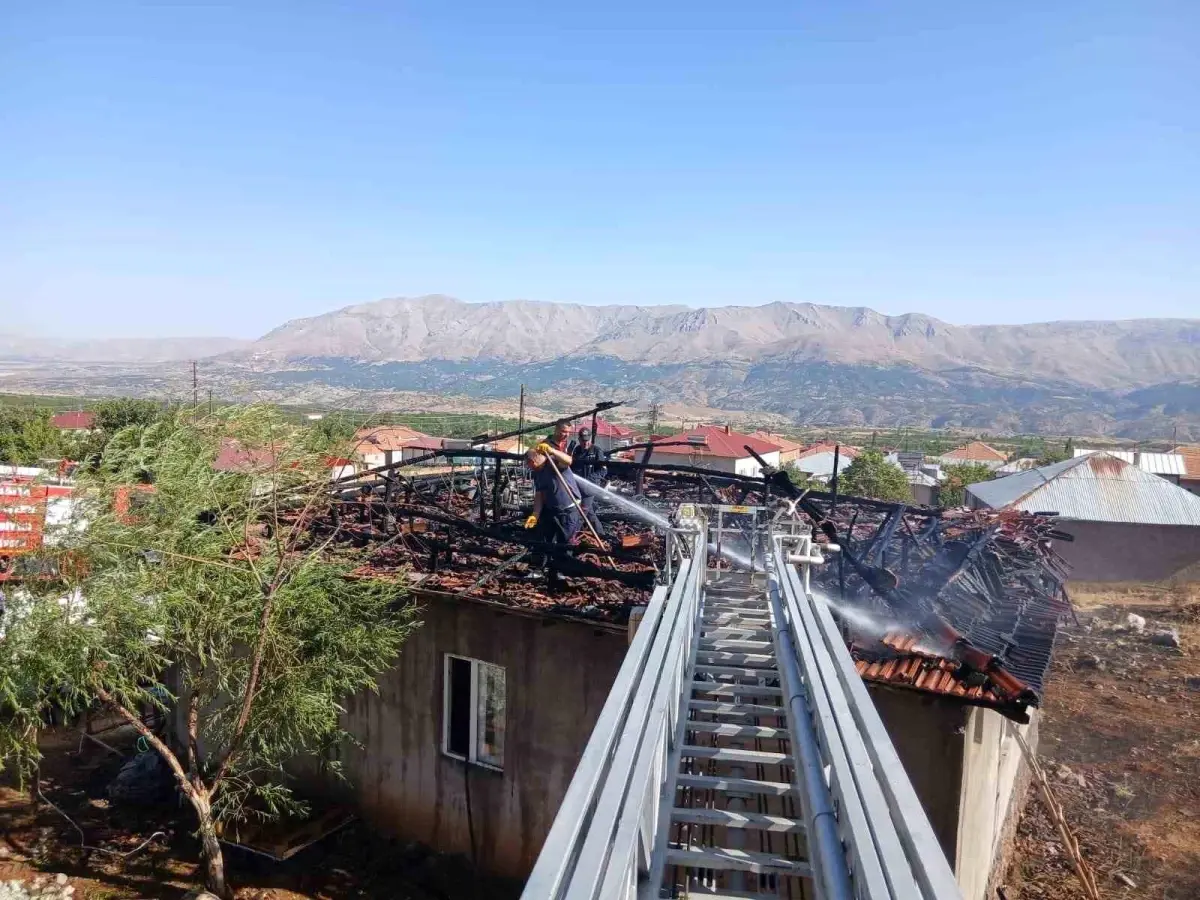 Malatya'da Ev Çatısında Yangın
