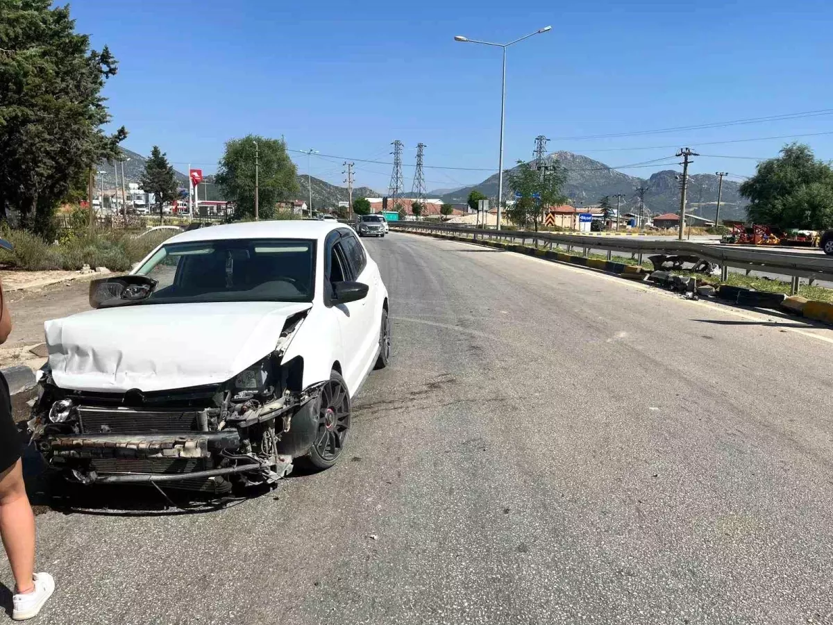 Isparta'da Kontrolden Çıkan Otomobil Bariyere Çarptı: 3 Yaralı