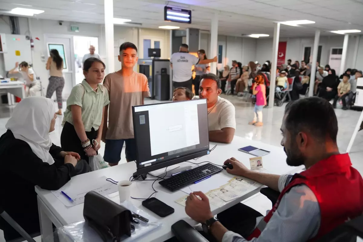 Türkiye'den 411 Bin Suriyeli Ülkesine Döndü