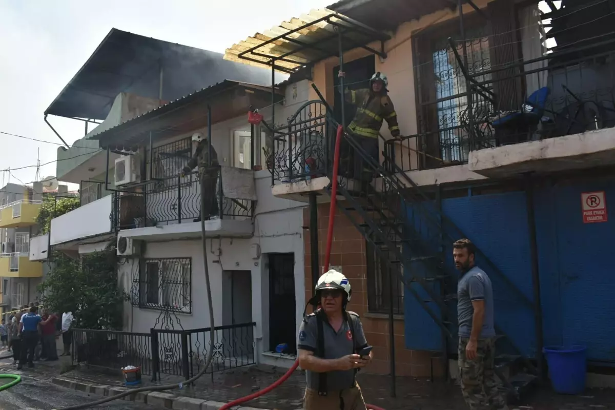 İzmir'deki Hurda Deposunda Çıkan Yangın 4 Eve Sıçradı