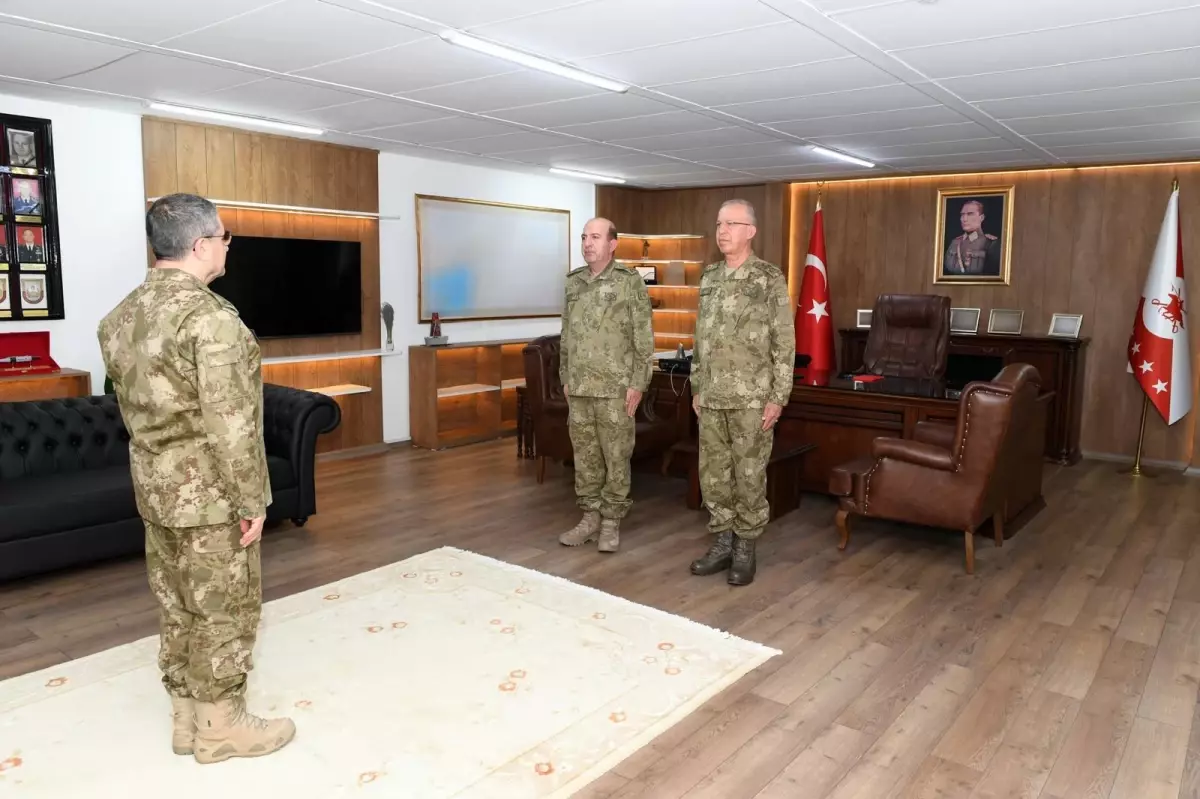 Kara Kuvvetleri Komutanı Bayraktaroğlu, Ordu Komutanlıklarında Devir Teslim Törenlerine Katıldı