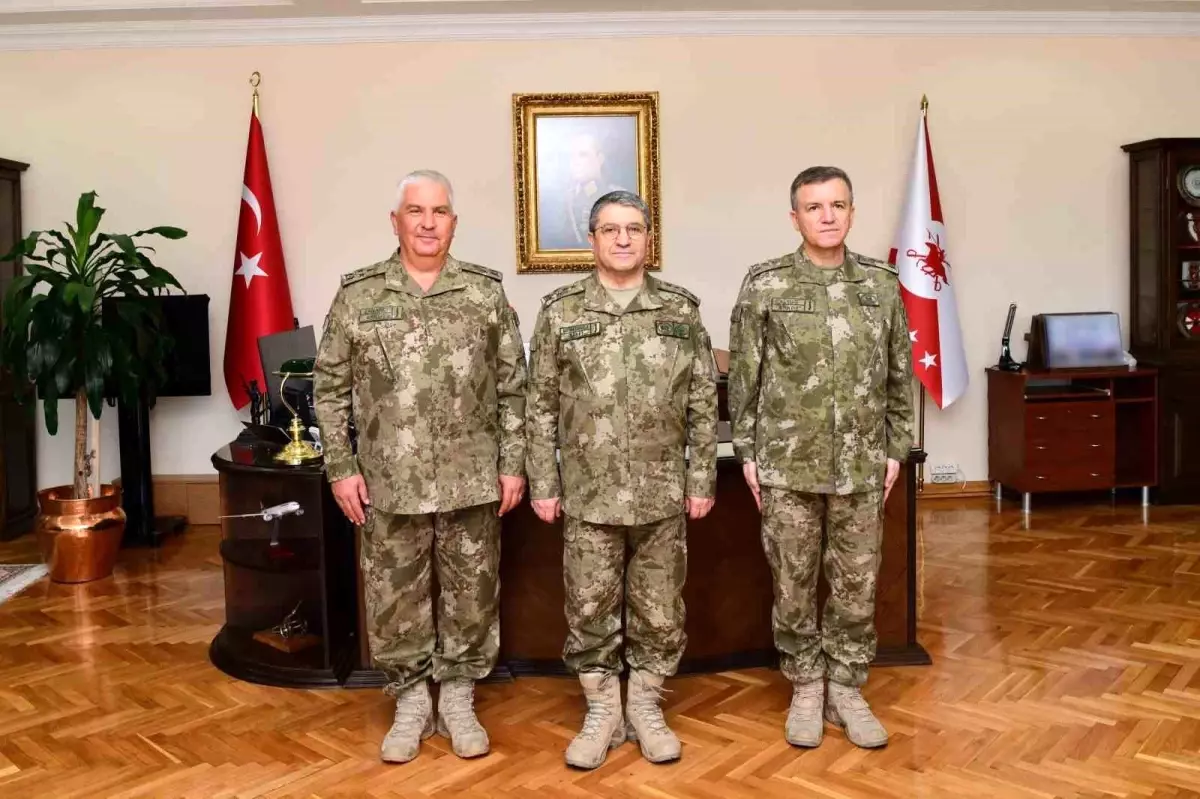 Kara Kuvvetleri Komutanı Bayraktaroğlu, Ordu Komutanlıkları Devir Teslim Törenlerine Katıldı