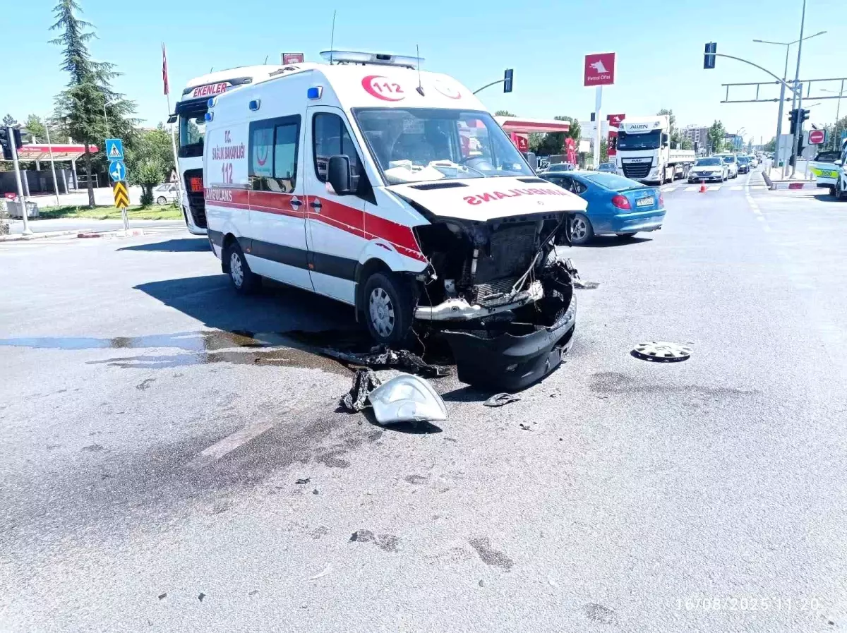 Ambulans Yolda Başka Bir Kazaya Karıştı
