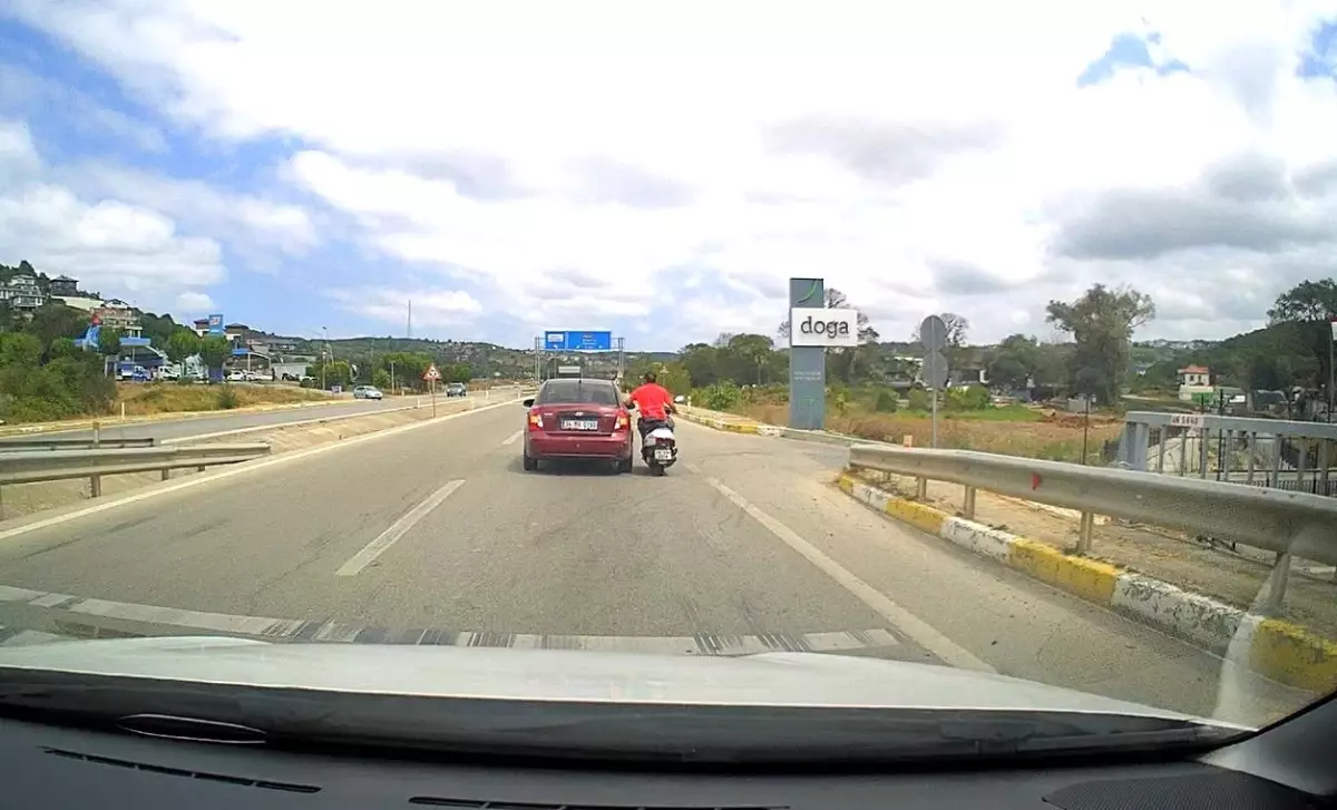 İstanbul'da Motosiklet Sürücüsünden Tehlikeli Yolculuk