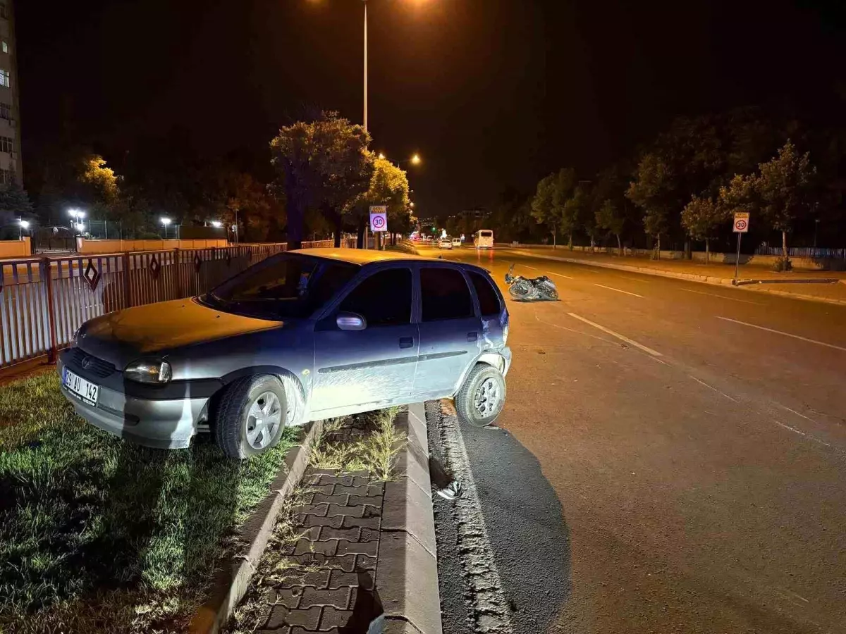 Kayseri'de Motosiklet ve Otomobil Çarpıştı: 3 Yaralı