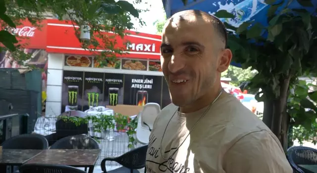 musterilerini kapida havlayarak karsilayan garson 18953983 8868 m