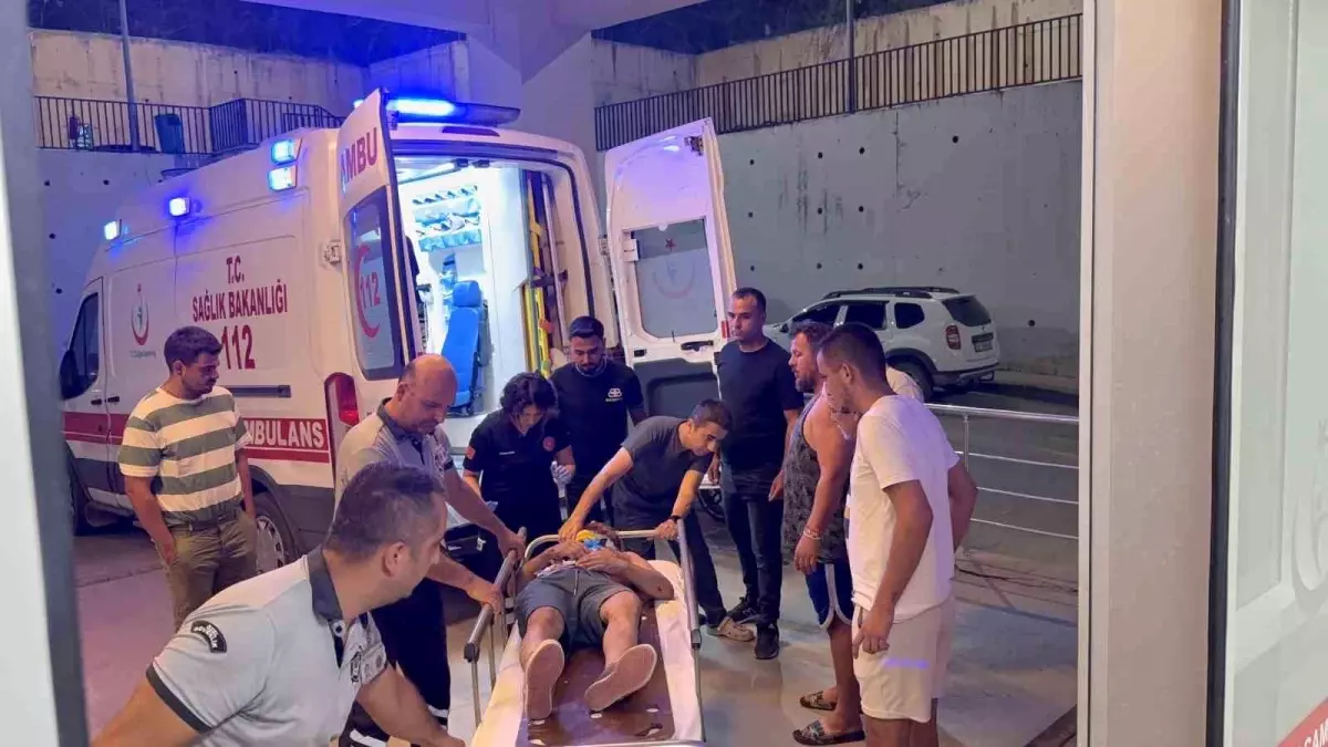 Antalya'da Otomobil Uçuruma Yuvarlandı: 2 Yaralı