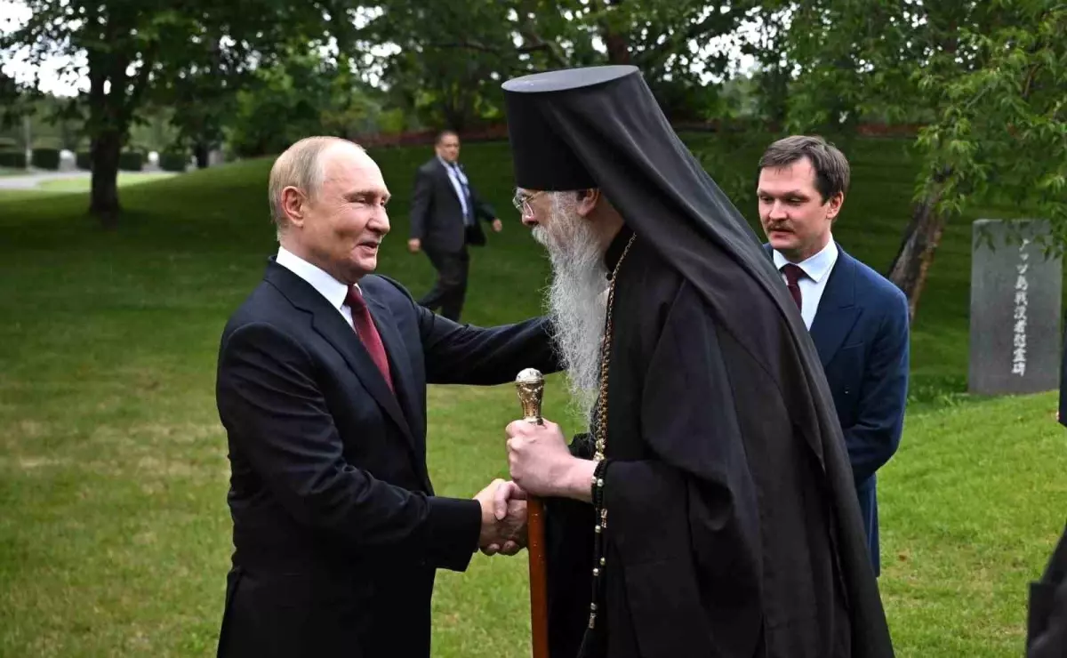 Putin, Alaska'da Trump ile Görüştükten Sonra Sovyet Pilotlarının Mezarlığını Ziyaret Etti