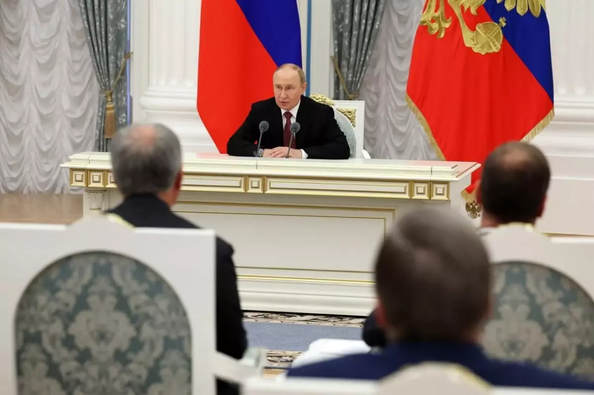 Trump zirvesi sonrası kurmaylarıyla bir araya gelen Putin'den kritik mesaj