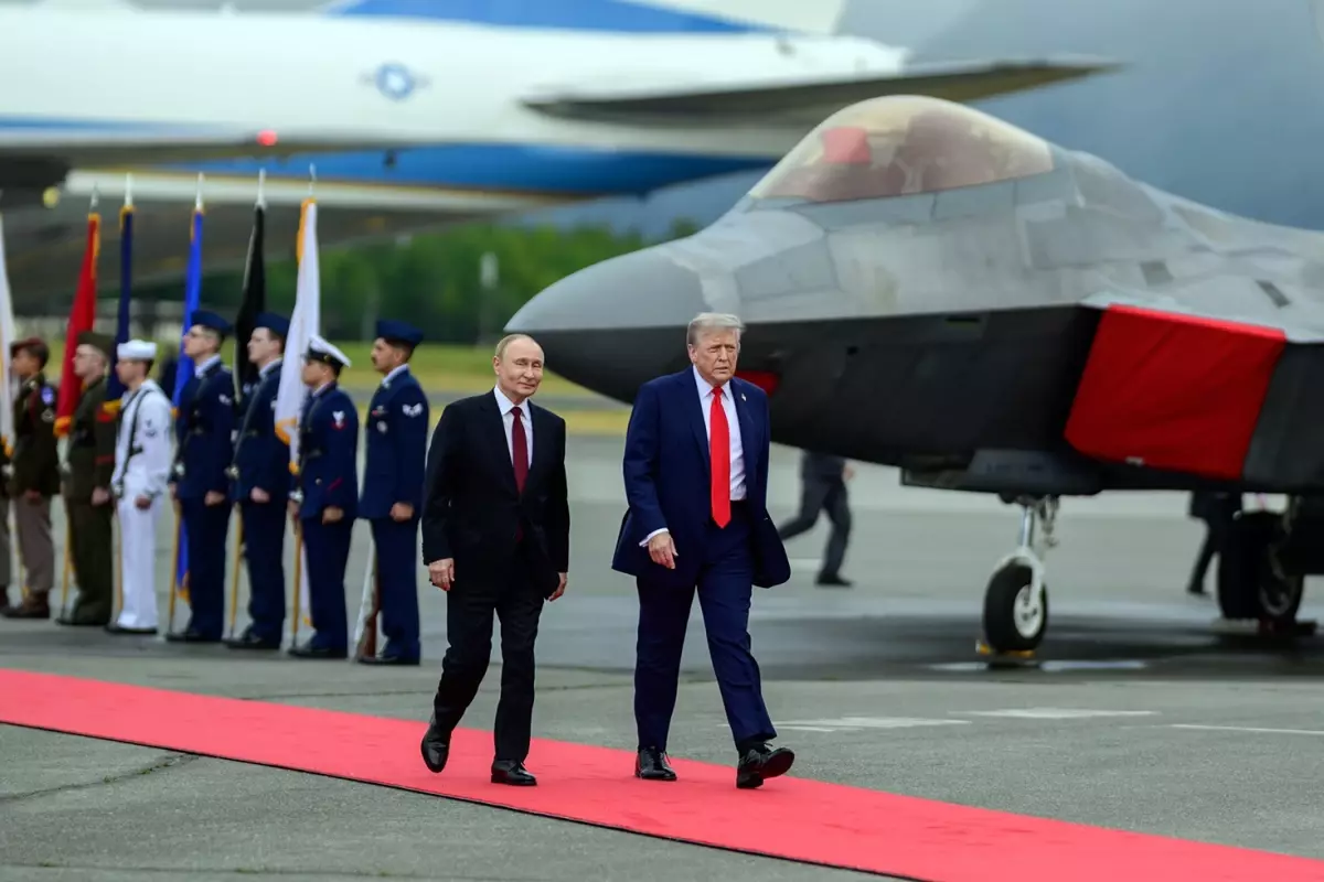 Resmen Putin'e gözdağı! Kırmızı halıda yürürken üstlerinden ABD savaş uçakları geçti